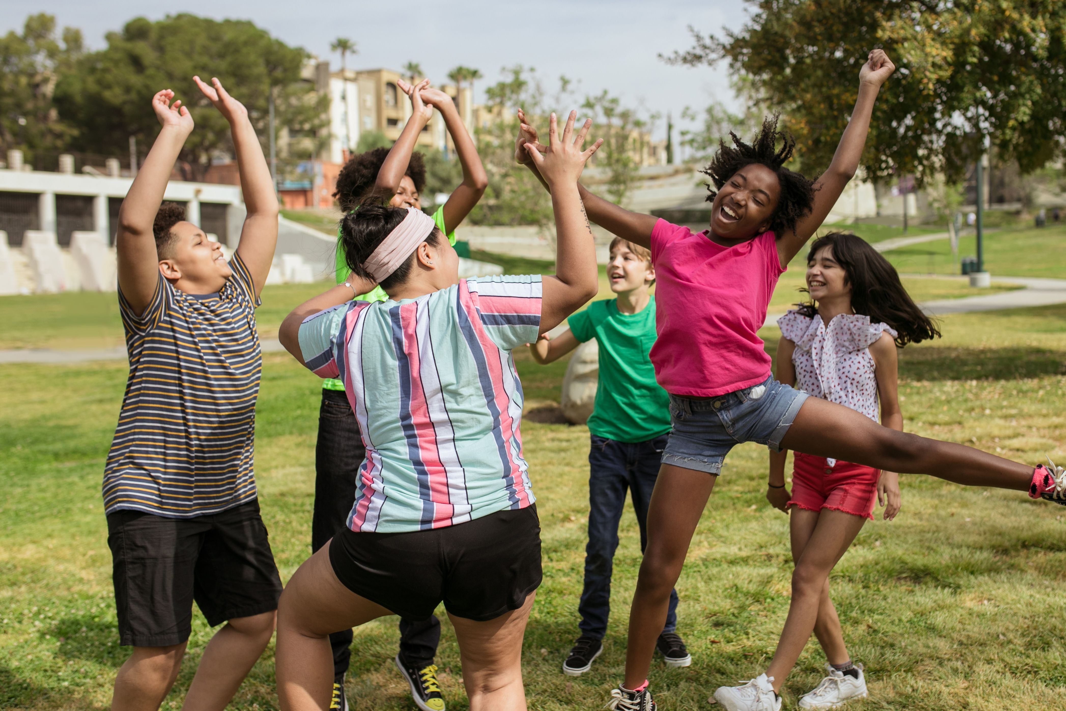 Niños jugando al aire libre como referencia de impacto comunitario