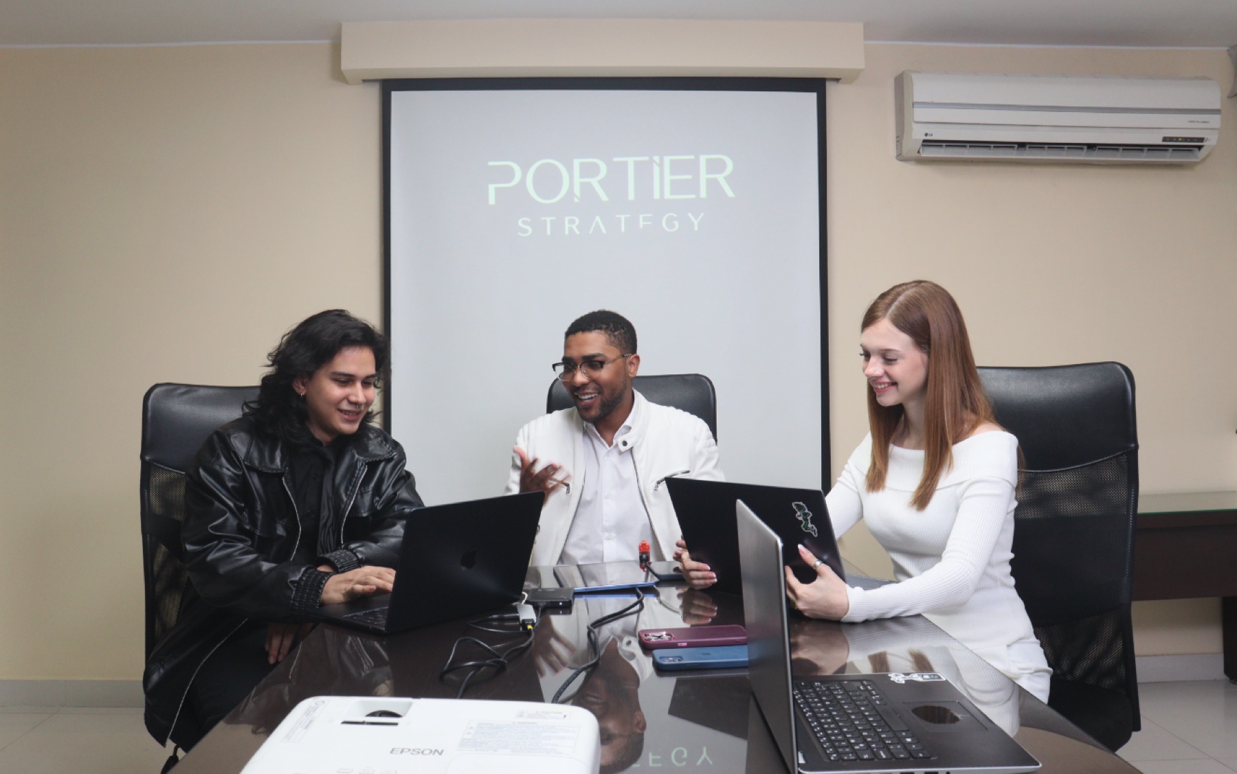 Equipo Portier en sesión de Portier Alliance