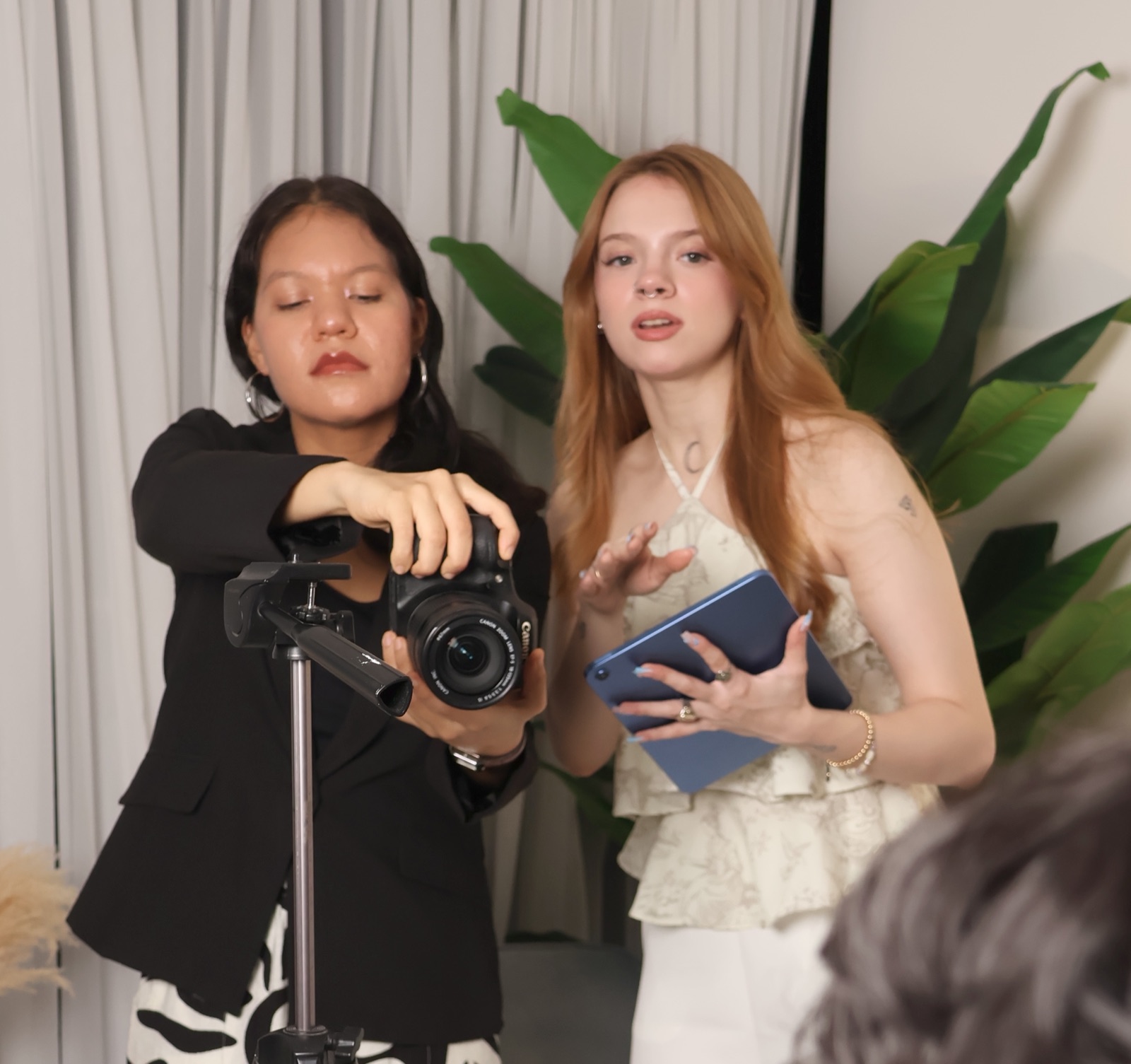 Equipo de producción con cámara y tablet durante una sesión de fotografía y video