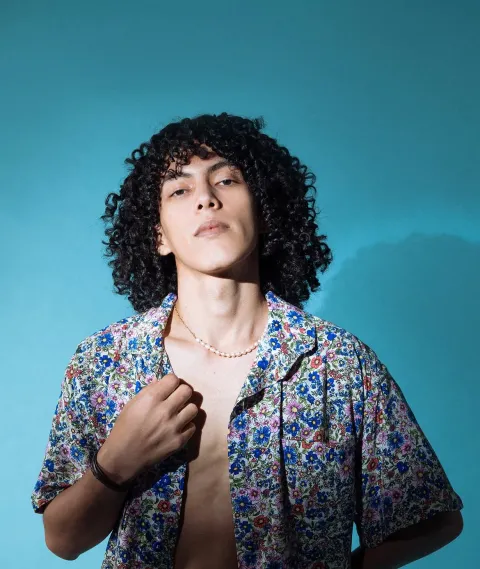 Retrato de Roshdelmar sobre un fondo azul — Festival de La Rosa Dorada