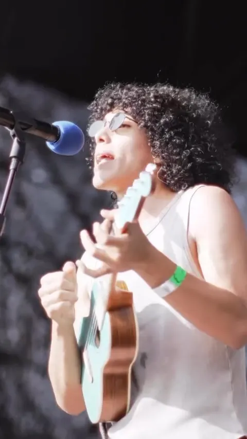 Roshdelmar cantando y tocando la guitarra — Festival de La Rosa Dorada