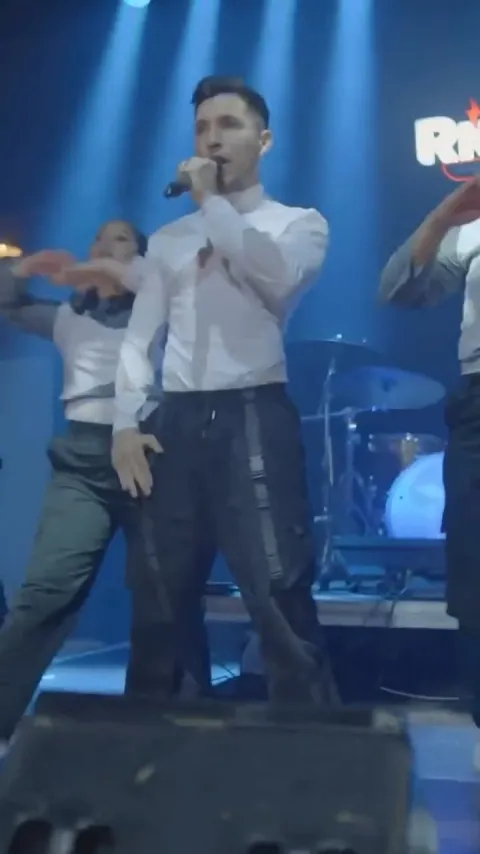 José Berástegui cantando acompañado de bailarines — Festival de La Rosa Dorada